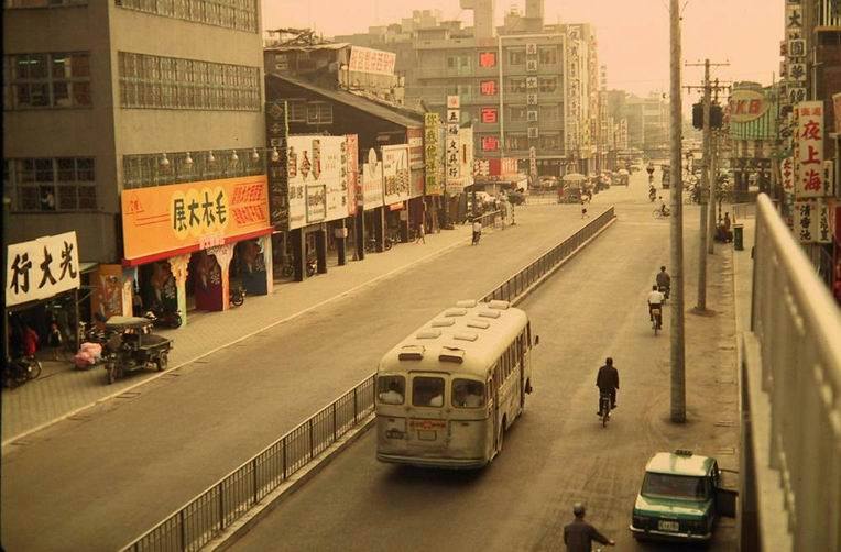 圖說:1970年代位於高雄鹽埕鬧區新樂街的SKB(圖右) 與高雄第一間百貨公司大新百貨相對 大新百貨已於2010歇業 SKB 依舊佇立於原址。(圖片來源:網路)