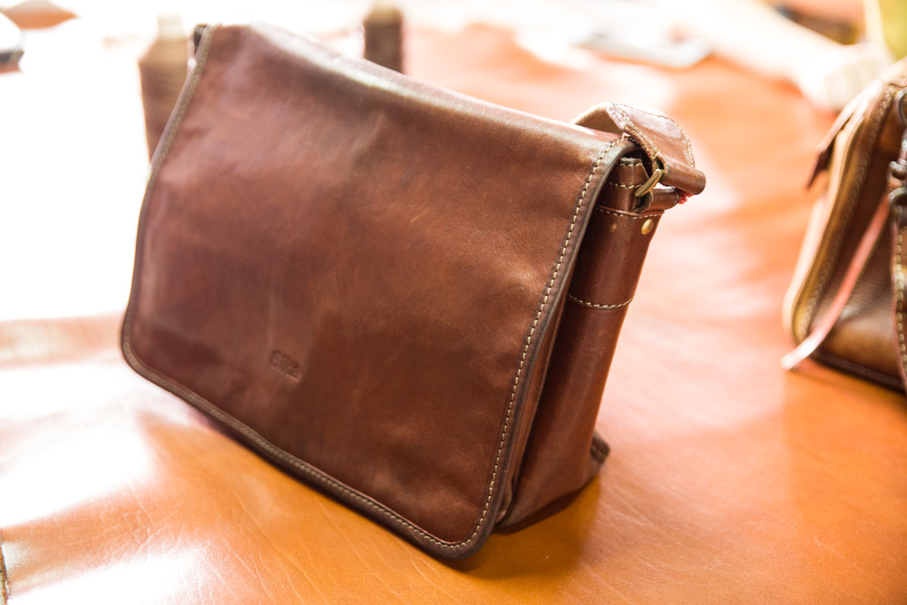 圖說 :客戶將已經用了11年的Sika包包回廠保養