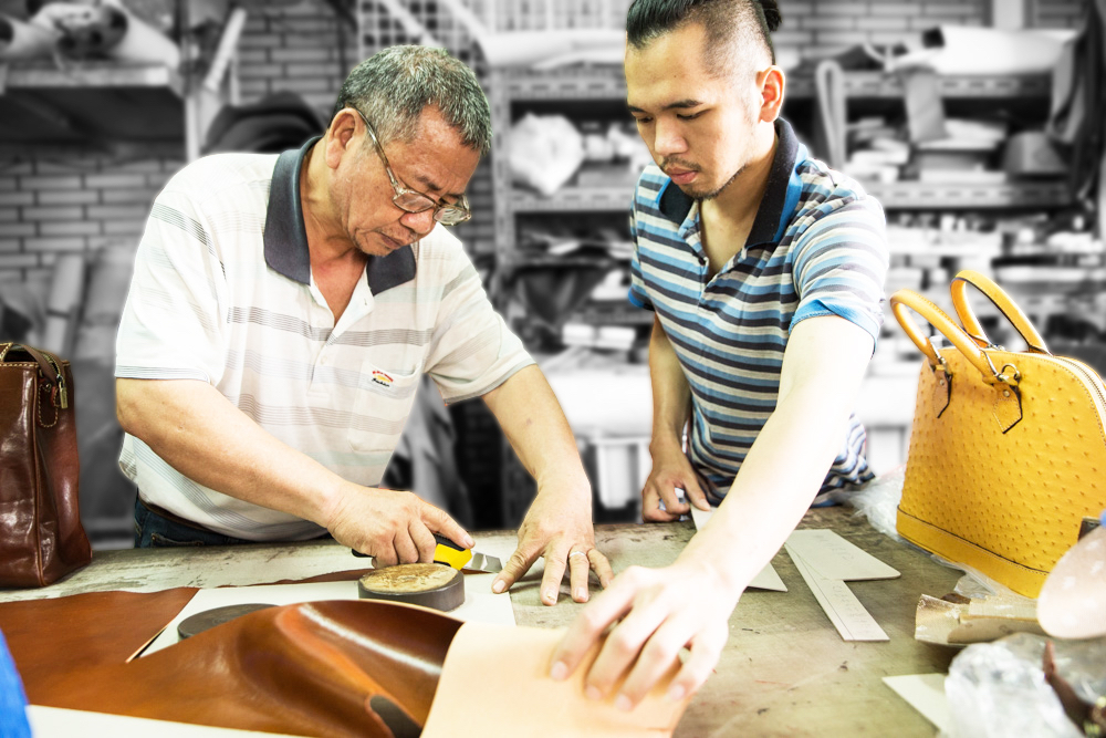 圖說:Sika 創辦人王明華與子王若丞 丈量切割皮件